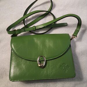Patricia Nash Bella leather crossbody in green color.